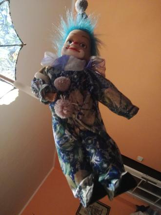 Šašo visiaci s dáždnikom,