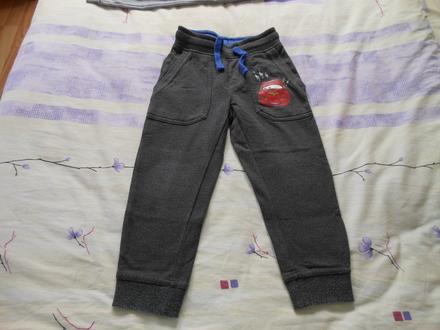 Tmavošedé autíčkové tepláčiky h&m 98, h&m,98