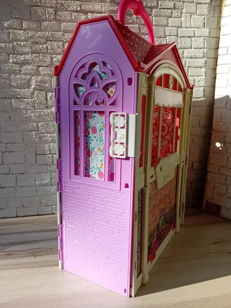 Barbie dom s bábikami a so psom, 