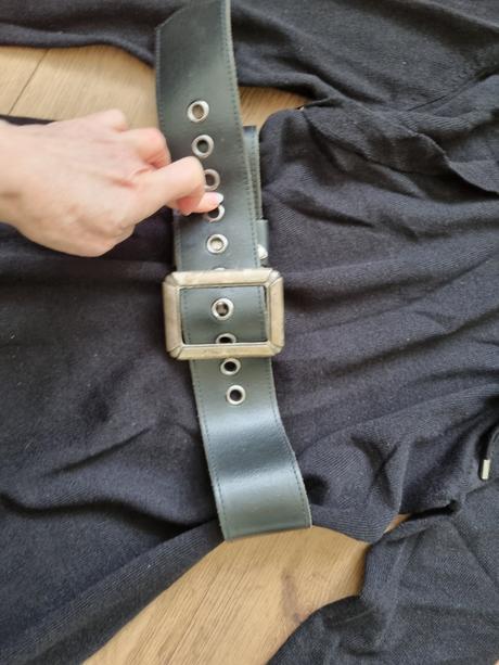 Tenšie čierne pletené šaty s kapucňou m + 2 opasky, m