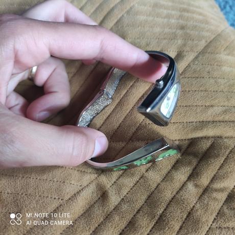 Hodinky s pevným náramkom, 