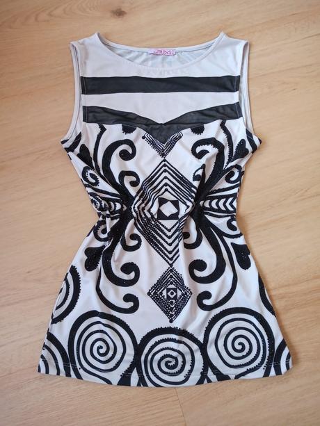 Zaujímavý elegantný top, s