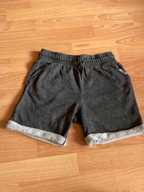 Šortky, f&f,134