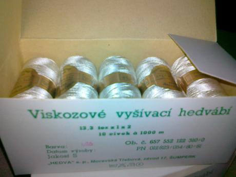 Biele a zlate nite na strojove sitie, 