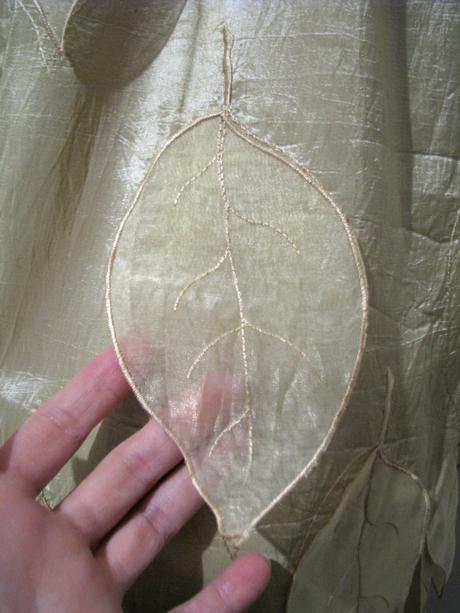 Zlatisté šaty s lístkami, 40