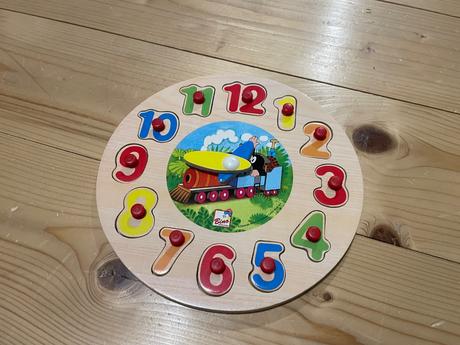 Drevene hodiny s vkladacimi čislami, 