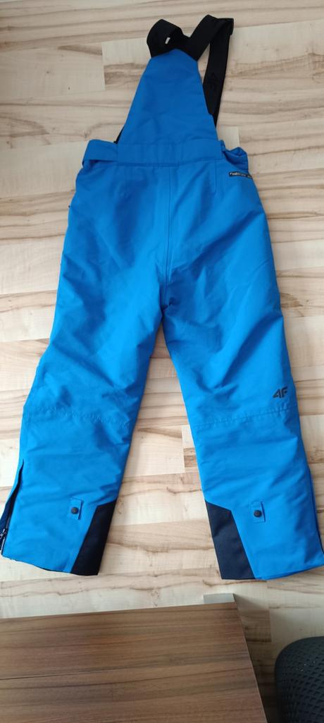 4f lyžiarska súprava bunda + oteplovaky, 146