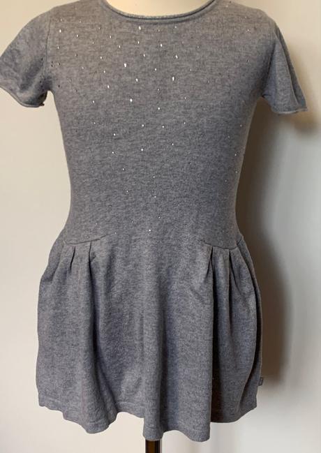 Okaidi šedé pletené šaty s trblietkami, 110