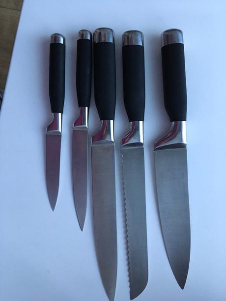 Stojan s piatimi nožmi ako nové, 