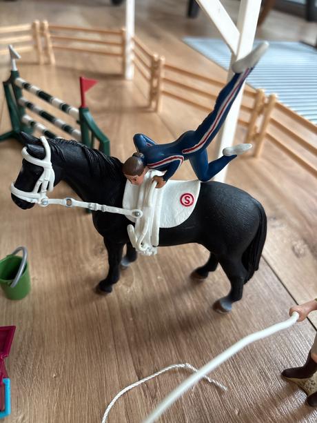 Schleich jazdecká skola s prekážkami a koňmi,