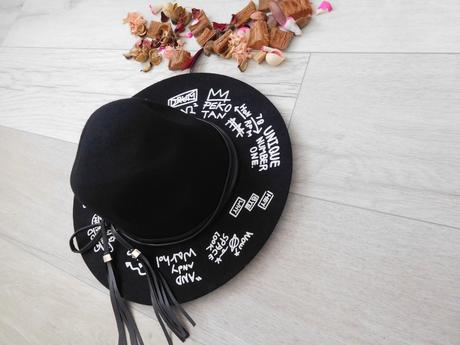 Reserved klobúk cierny s popisom bielej,, reserved