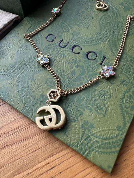 Krásny nový náhrdelník gucci s odleskami, gucci