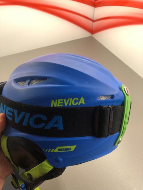 Nevica lyžiarska prilba a okuliare, s