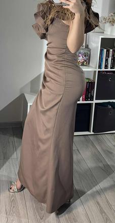 Béžové šaty s volánom, s