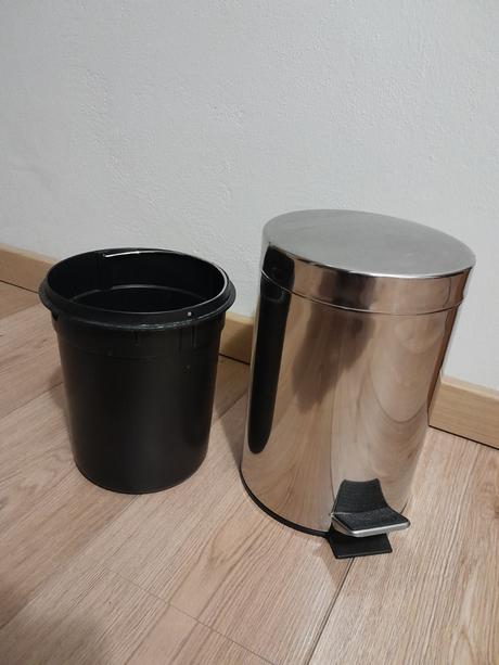 Malý kozmetický smetný kôš,
