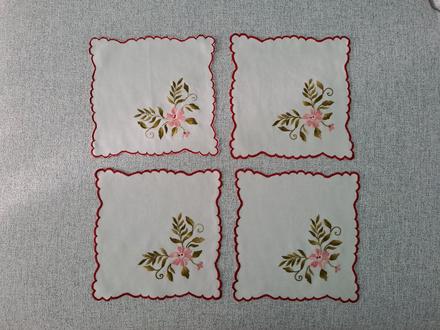 Vyšívaný obrus 4 ks,