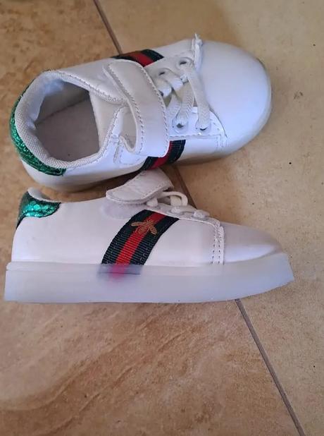 Svietiace tenisky, 23