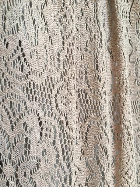 Krajkove bezove saty, 42