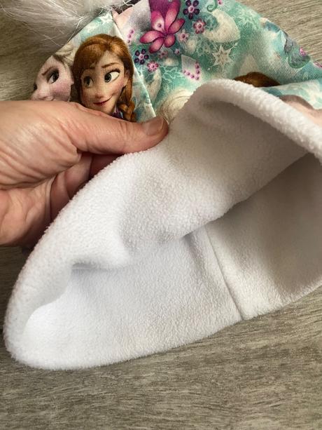 Frozen tepla ciapka s brmbolcom, 116