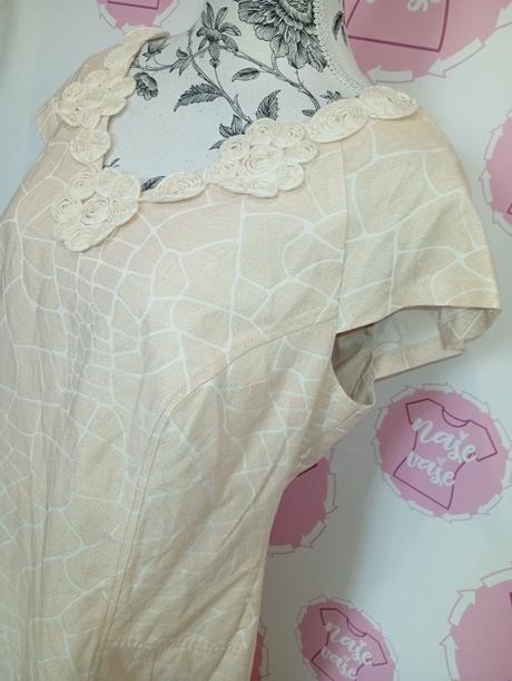 Béžové zdobené šaty, 46