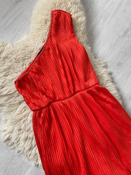 Šaty na jedno rameno, xs