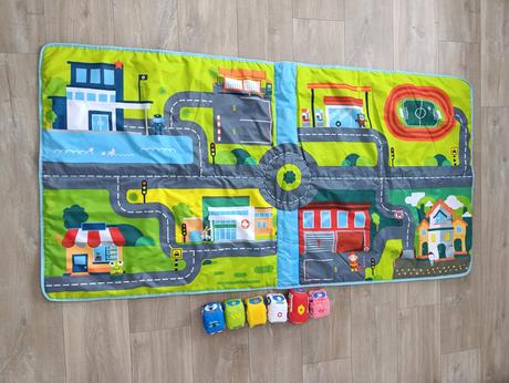 Podložka s mapou mesta a mäkkými autami, 