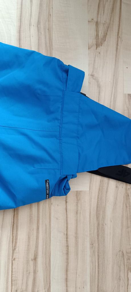 4f lyžiarska súprava bunda + oteplovaky, 146