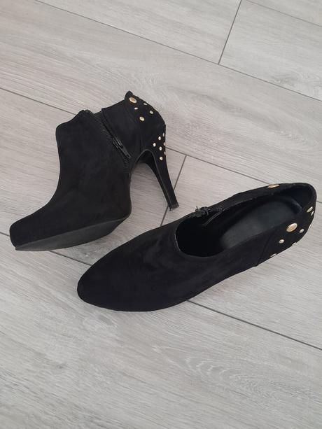 Čierne kotničky, 38