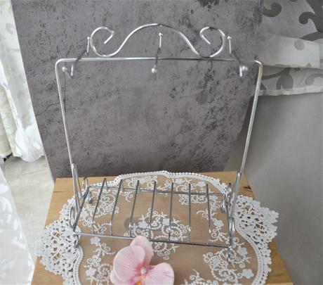 Strieborný stojan na šálky a tanieriky, 