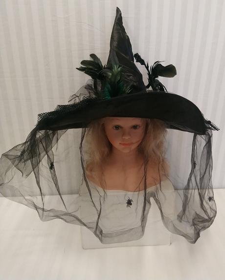 Čarodejnícky klobúk ruža, perie, závoj s pavúčikmi,