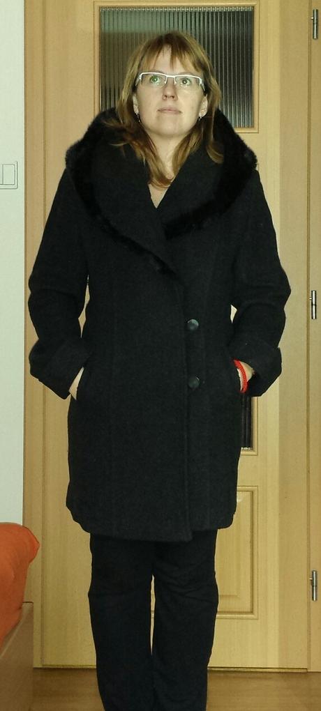 Zimný kabát antracitovej farby, s