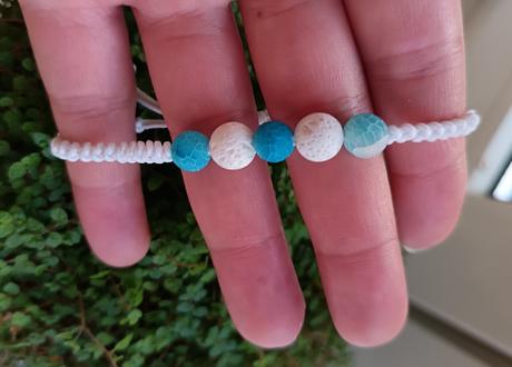 Pletený náramok z drahých kameňov a polodrahokamov,