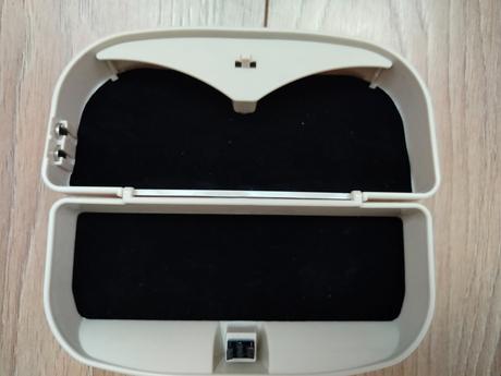 Držiak na okuliare do auta,