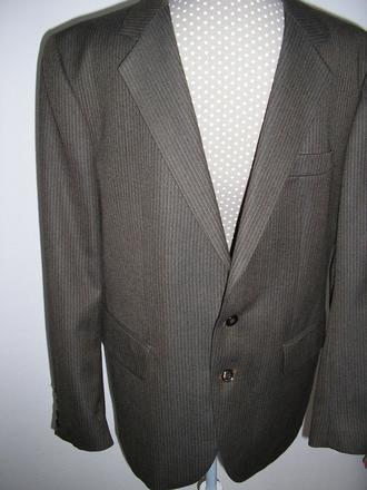 1210. hnedý oblek, s