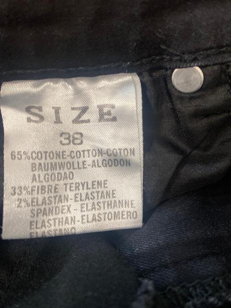 Čierne rifle s vysokým pásom, 36