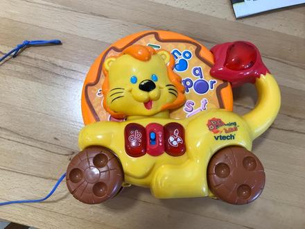 Učiaci lev hovoriaci po anglicky,