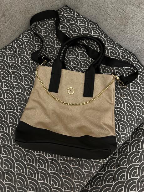 Väčšia zlatá kabelka,