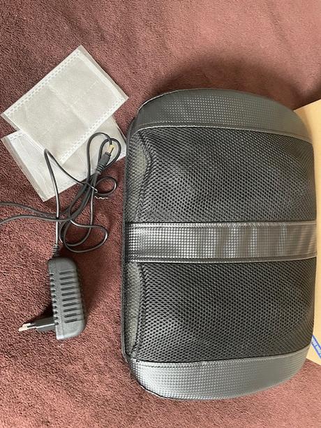 Shiatsu masážny prístroj s vyhrievaním,