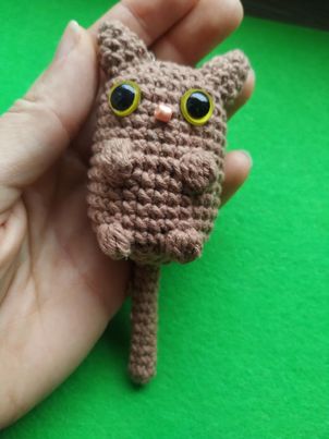 Háčkovaná kľúčenka mačiatko, 