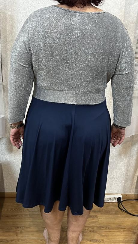 Modrostrieborné šaty, 46