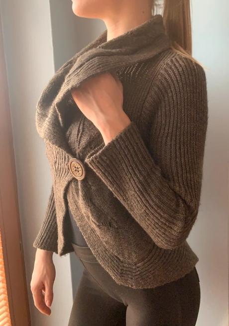 Pletený svetrík so zapínaním na gombík, s