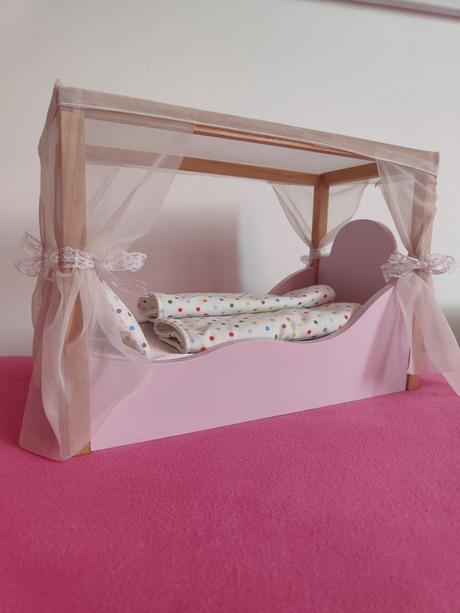 Posteľ pre bábiky barbie alebo iné, 