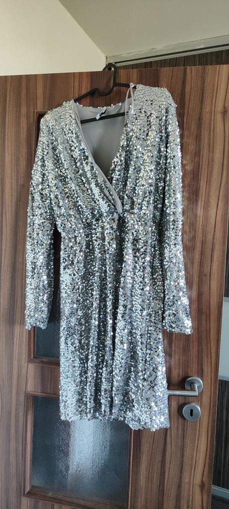 Trblietavé šaty, m