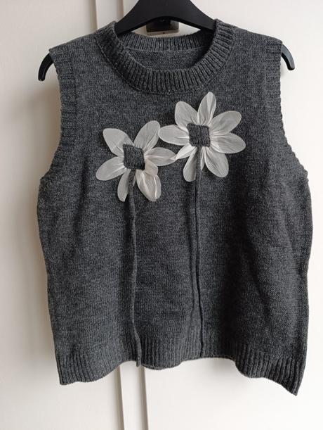 Dámska sivá vesta s kvetmi, m