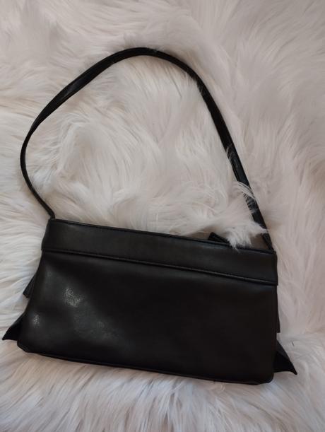 Malá čierna kabelka, 