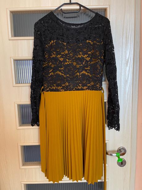 Cipkovane saty s plisovanou suknou, m