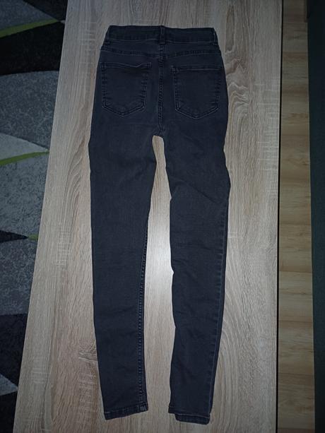 Čierne rifle s vysokým pásom, 36