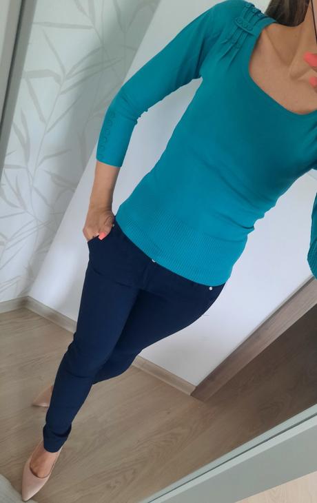 Sveter s ozdobnými gombíkmi, s