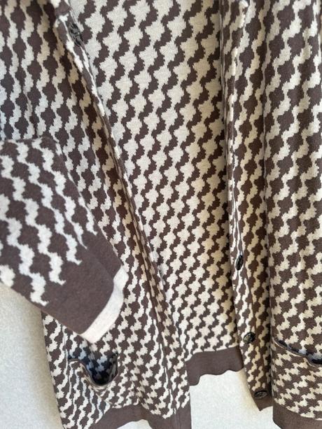 Značkový kardigán, 40