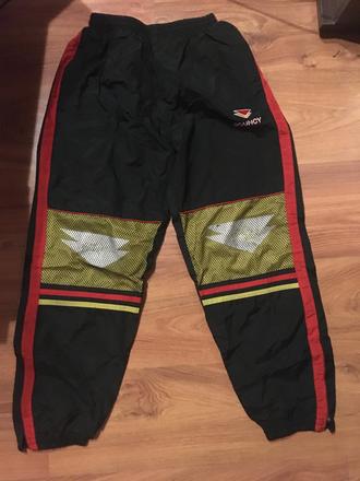 Šušťákové nohavice, 152